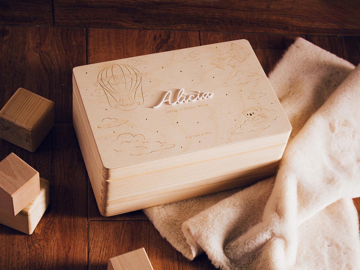 Caja nacimiento personalizada plano general lateral