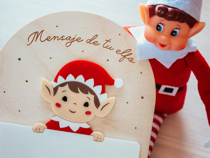 Cartel Elfo Navidad con Mensaje Personalizado plano detalle con el muñeco del Elfo Travieso