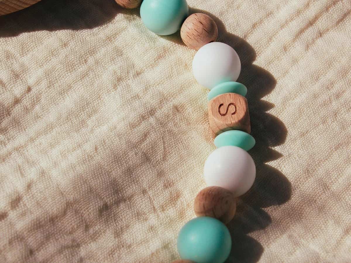 Chupetero de madera inicial osito plano detalle