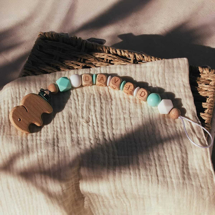 Chupetero de Madera Personalizado Elefante 3 letras