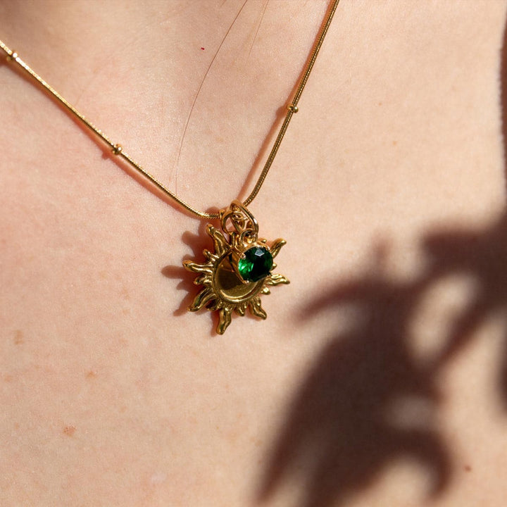 Collar Brillo Eterno Oro Verde Esmeralda Plano Cerca