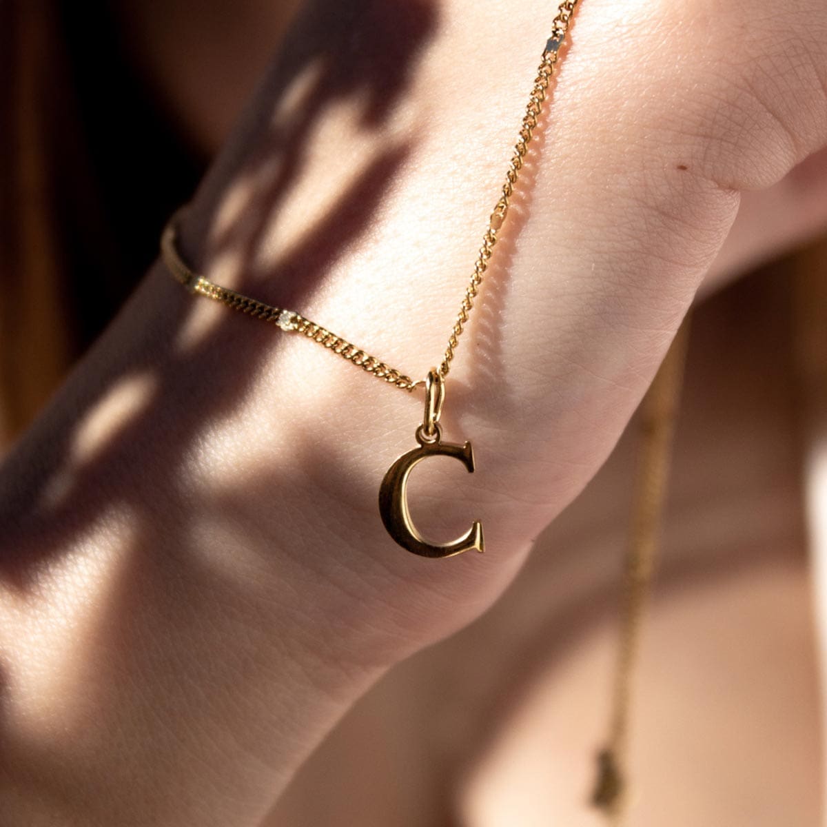 Collar Esencia Oro Letra C