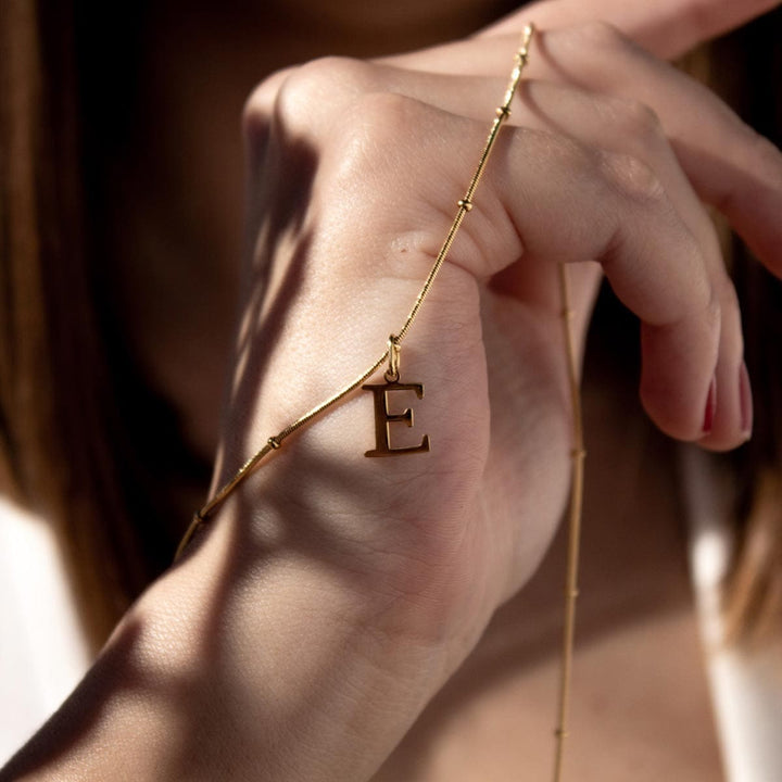 Collar Esencia Oro Letra E