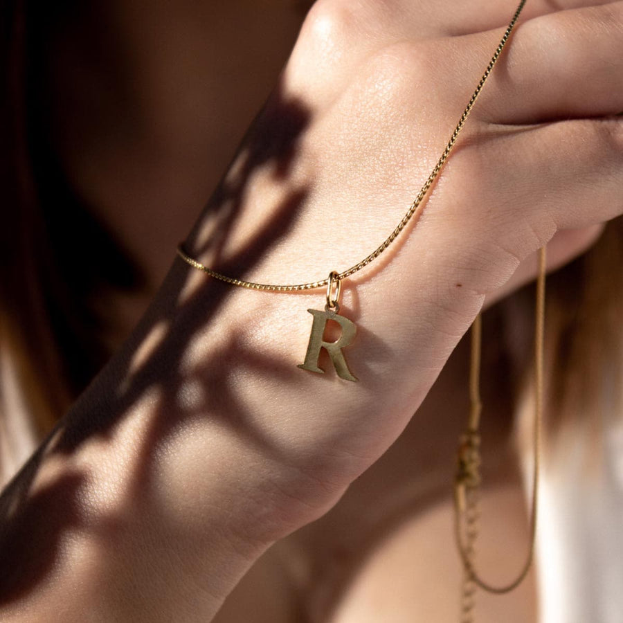 Collar Esencia Oro Letra R
