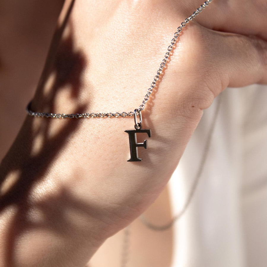 Collar Esencia Plata Letra F