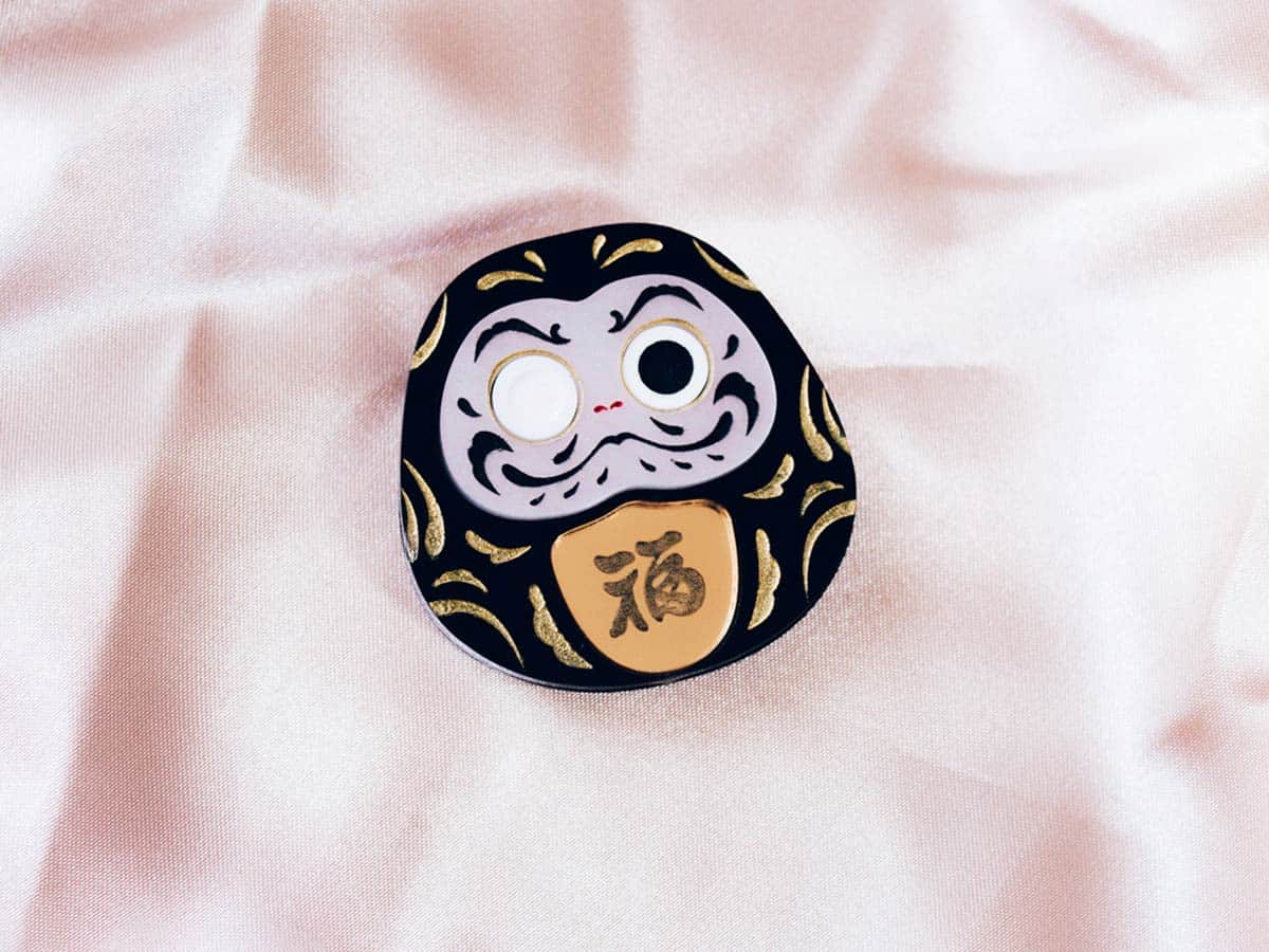 Daruma amuleto japonés Negro con ojo izquierdo pintado