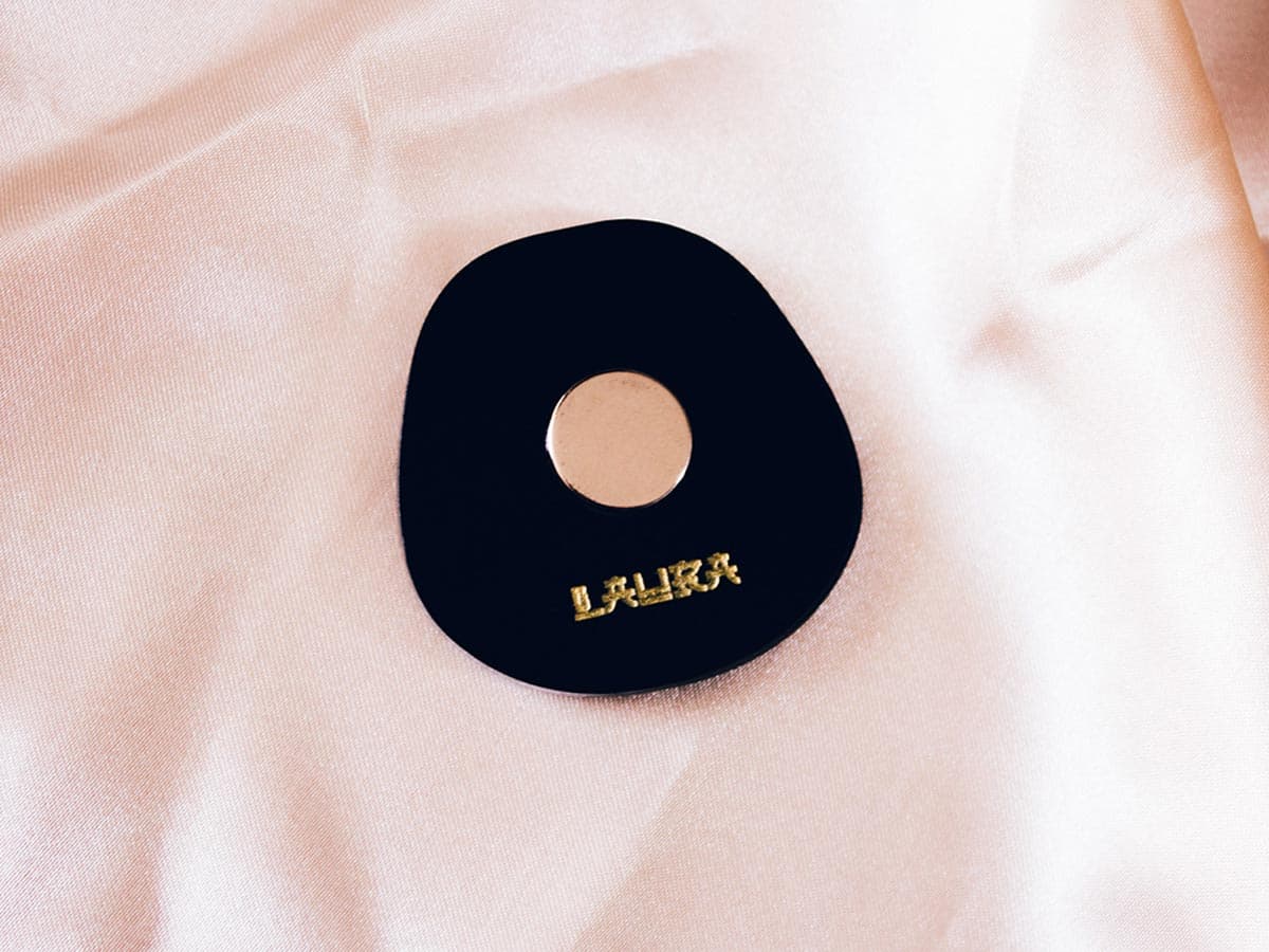 Daruma amuleto japonés Negro por la parte trasera