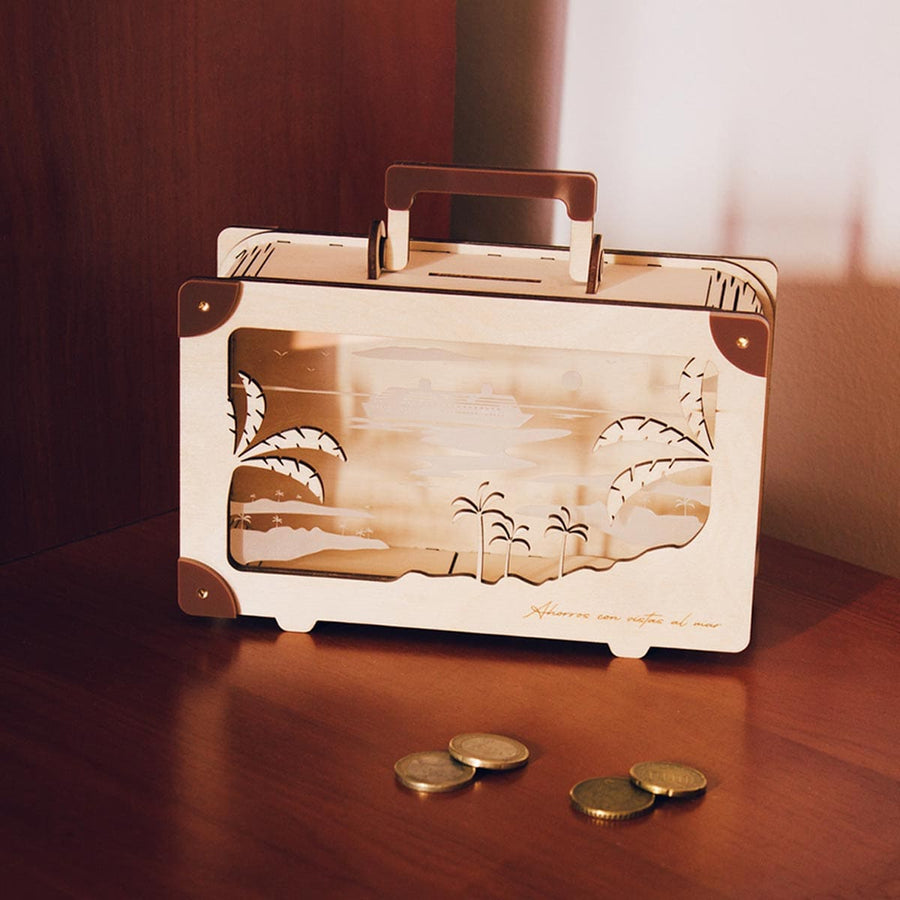 Hucha madera personalizada en forma de maleta parte delantera