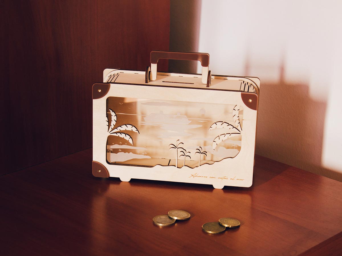 Hucha madera personalizada en forma de maleta parte delantera