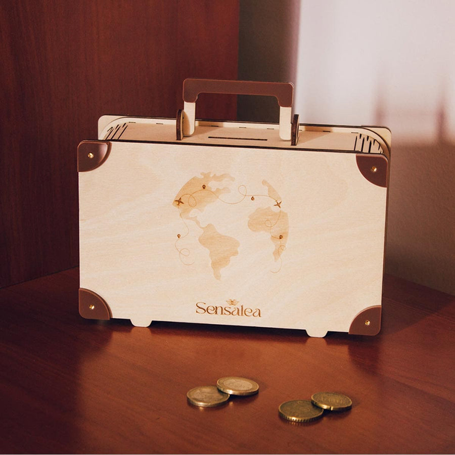 Hucha madera personalizada en forma de maleta parte trasera