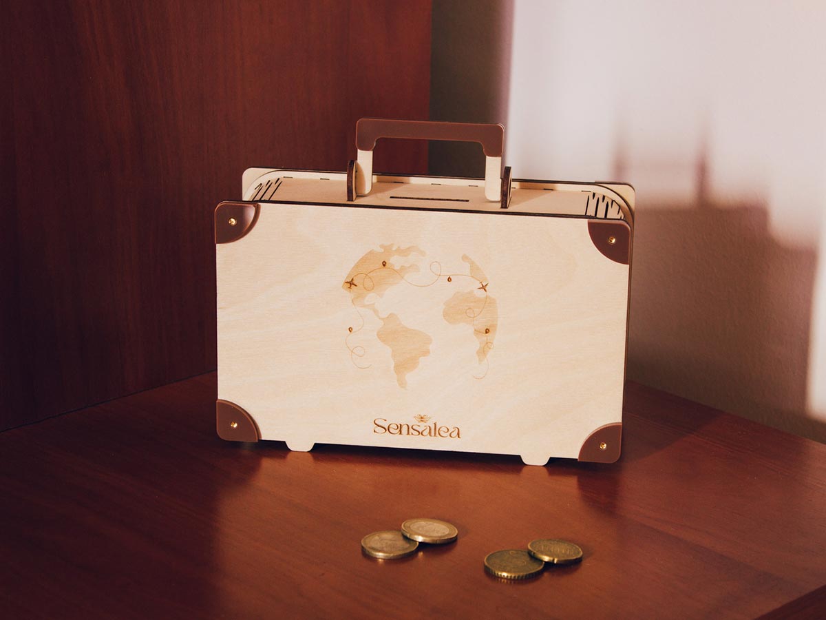 Hucha madera personalizada en forma de maleta parte trasera