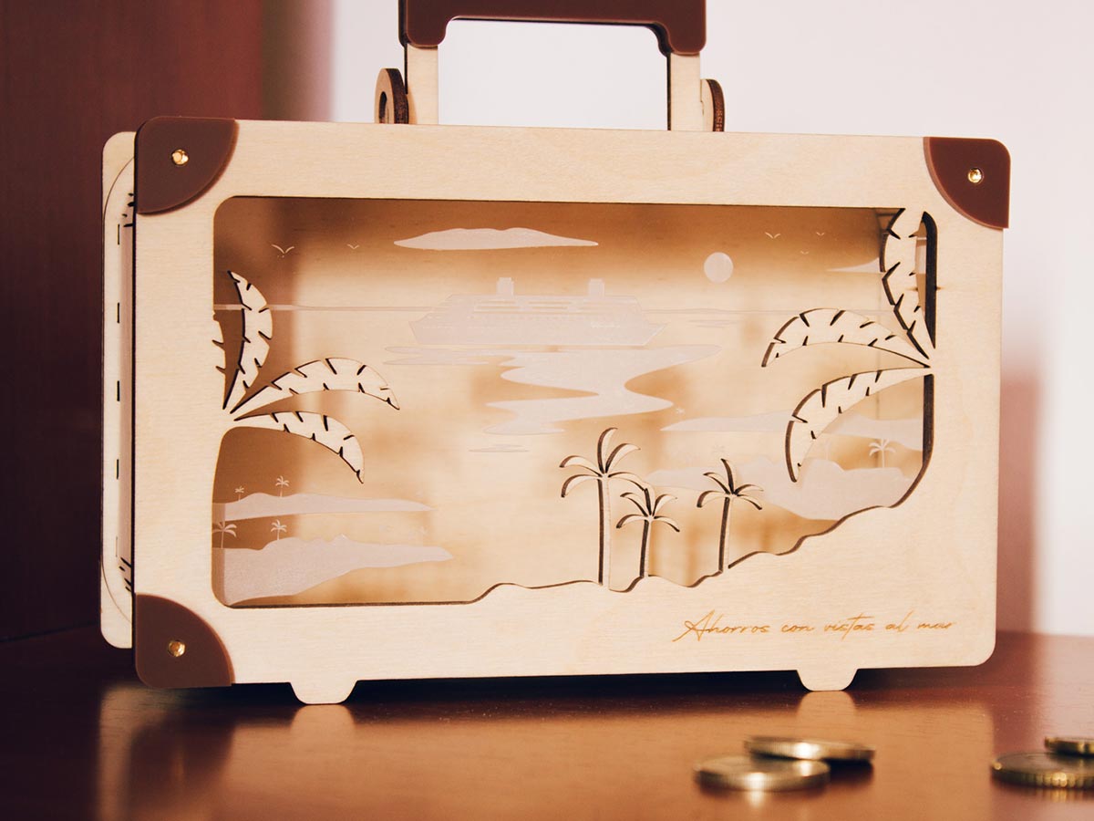 Hucha madera personalizada en forma de maleta plano de cerca