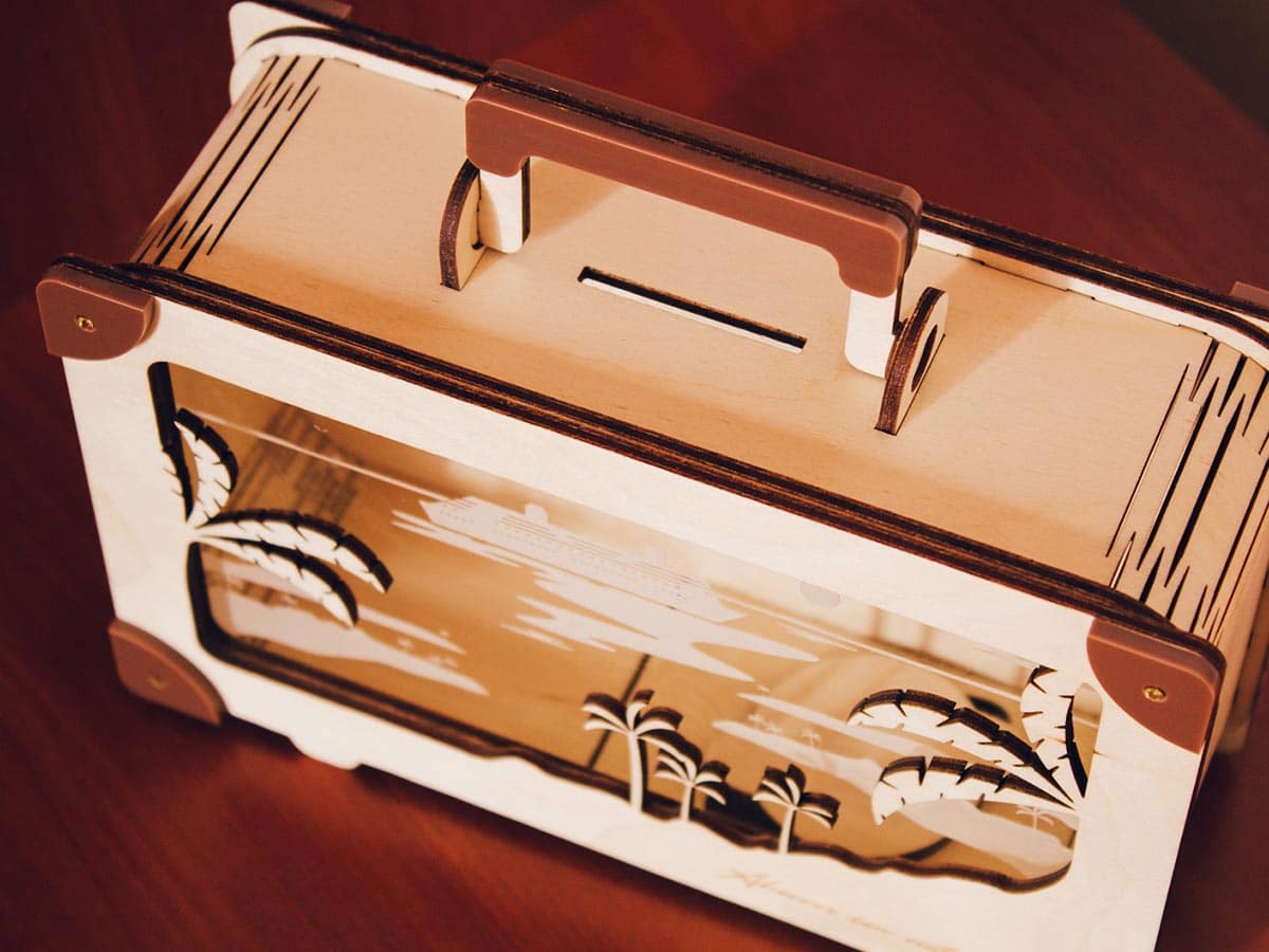 Hucha madera personalizada en forma de maleta plano desde arriba