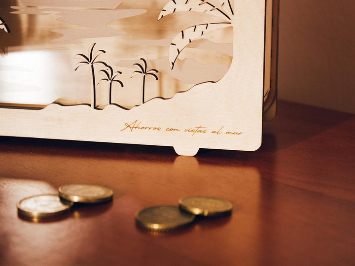 Hucha madera personalizada en forma de maleta plano detalle grabado