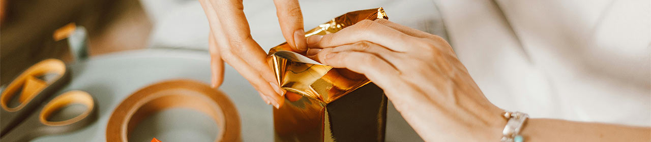 imagen banner de manos envolviendo un regalo