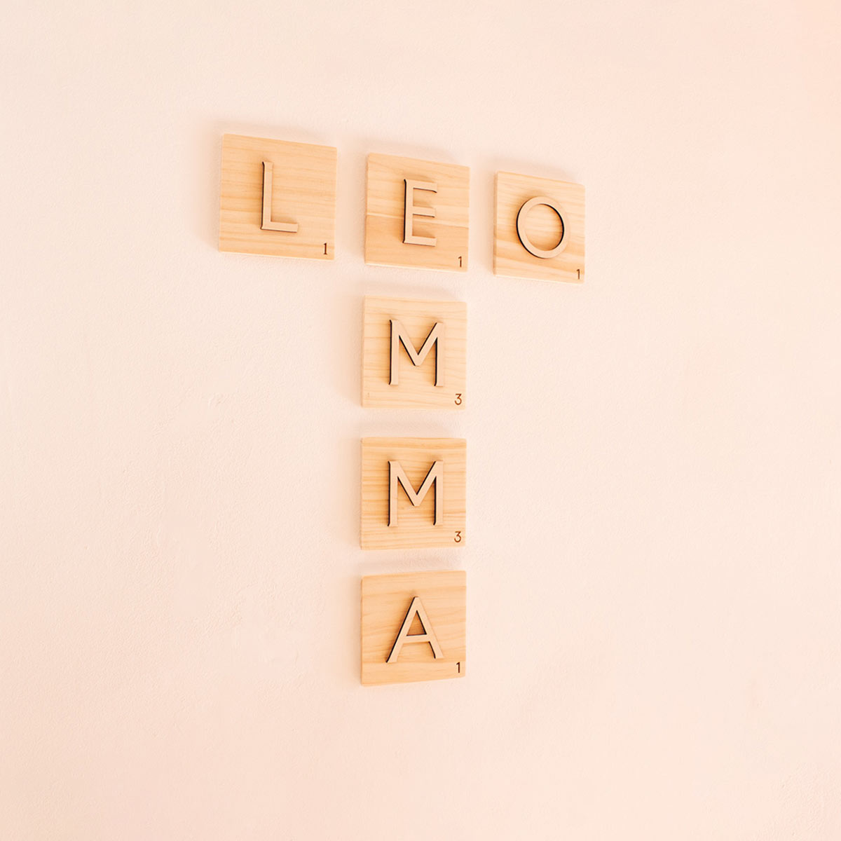 Letras Scrabble de madera – Plaquitas decorativas tipografía Sans Serif de perfil