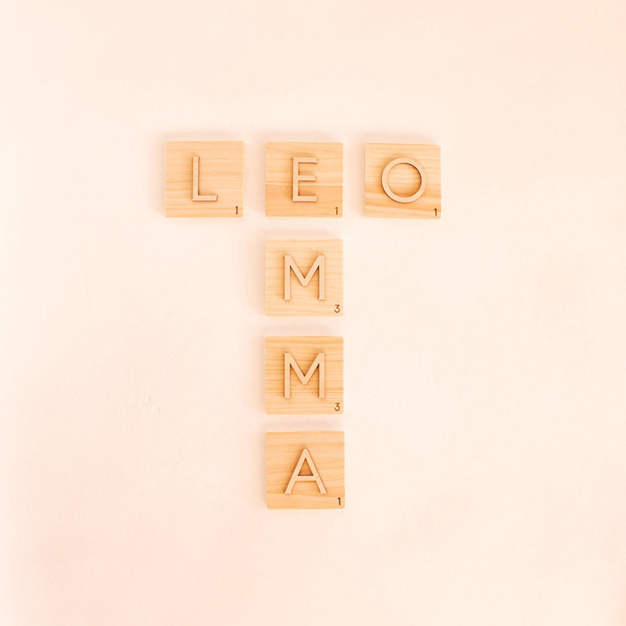 Letras Scrabble de madera – Plaquitas decorativas tipografía Sans Serif
