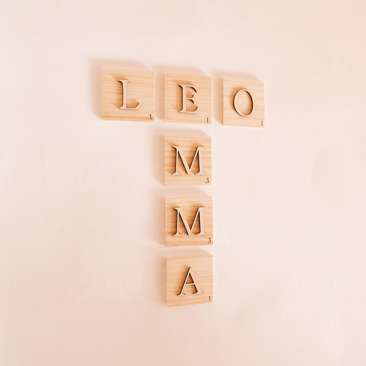Letras Scrabble de madera – Plaquitas decorativas tipografía Serif de perfil