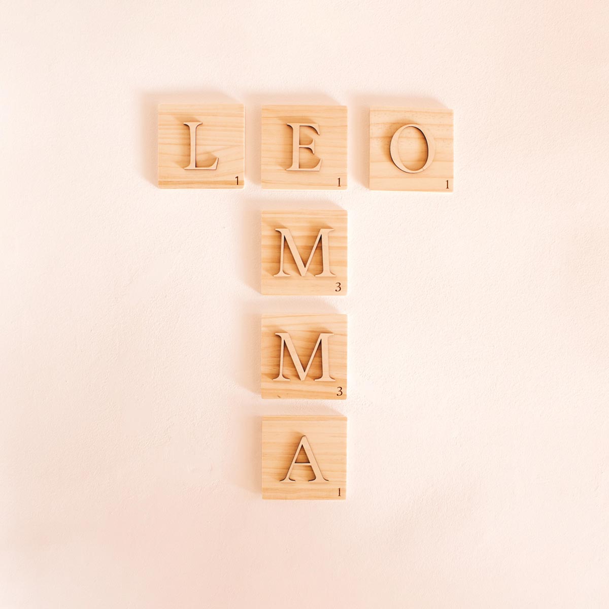 Letras Scrabble de madera – Plaquitas decorativas tipografía Serif