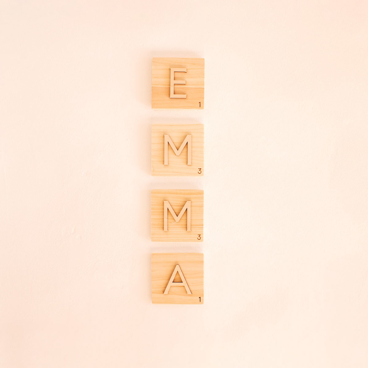 Letras Scrabble de madera tipografía Sans Serif