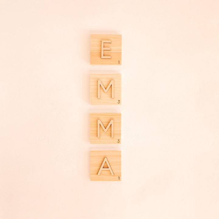 Letras Scrabble de madera tipografía Sans Serif