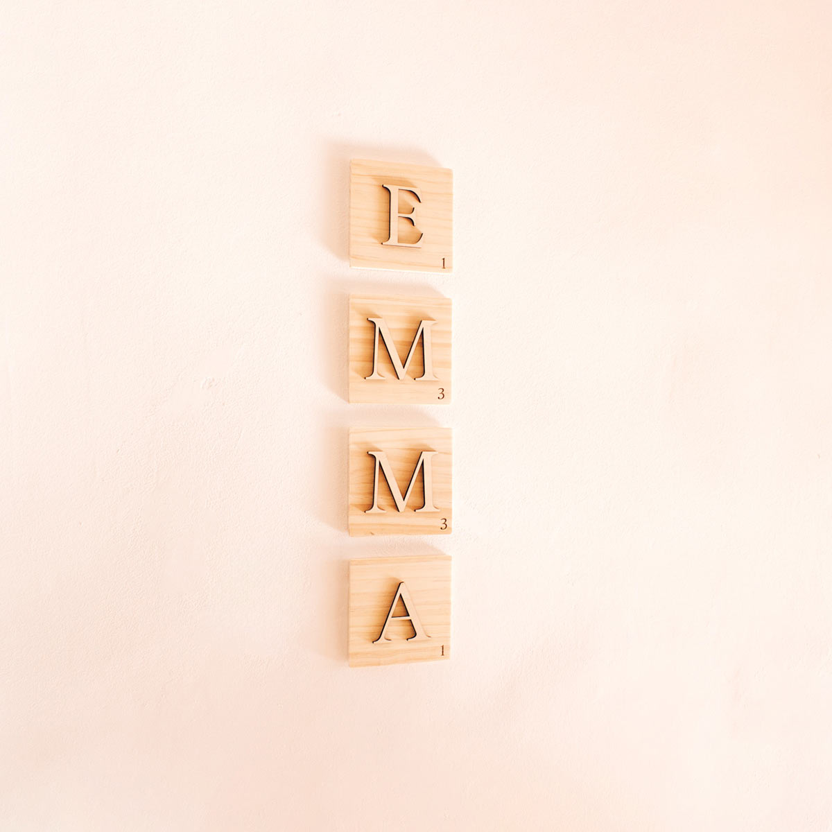 Letras Scrabble de madera tipografía Serif de perfil