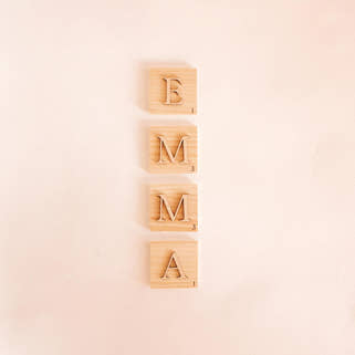 Letras Scrabble de madera tipografía Serif