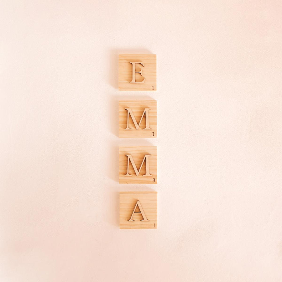Letras Scrabble de madera tipografía Serif