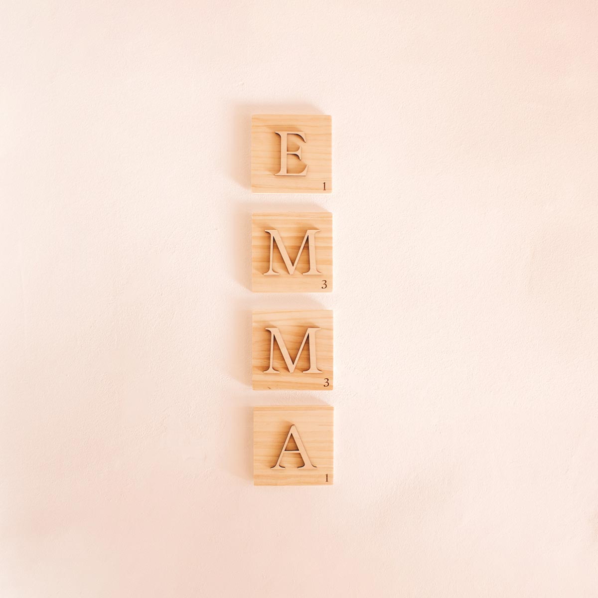 Letras Scrabble de madera tipografía Serif