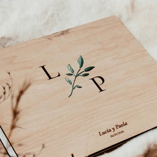 Libro de firmas boda bordado en madera Diseño iniciales plano detalle del bordado