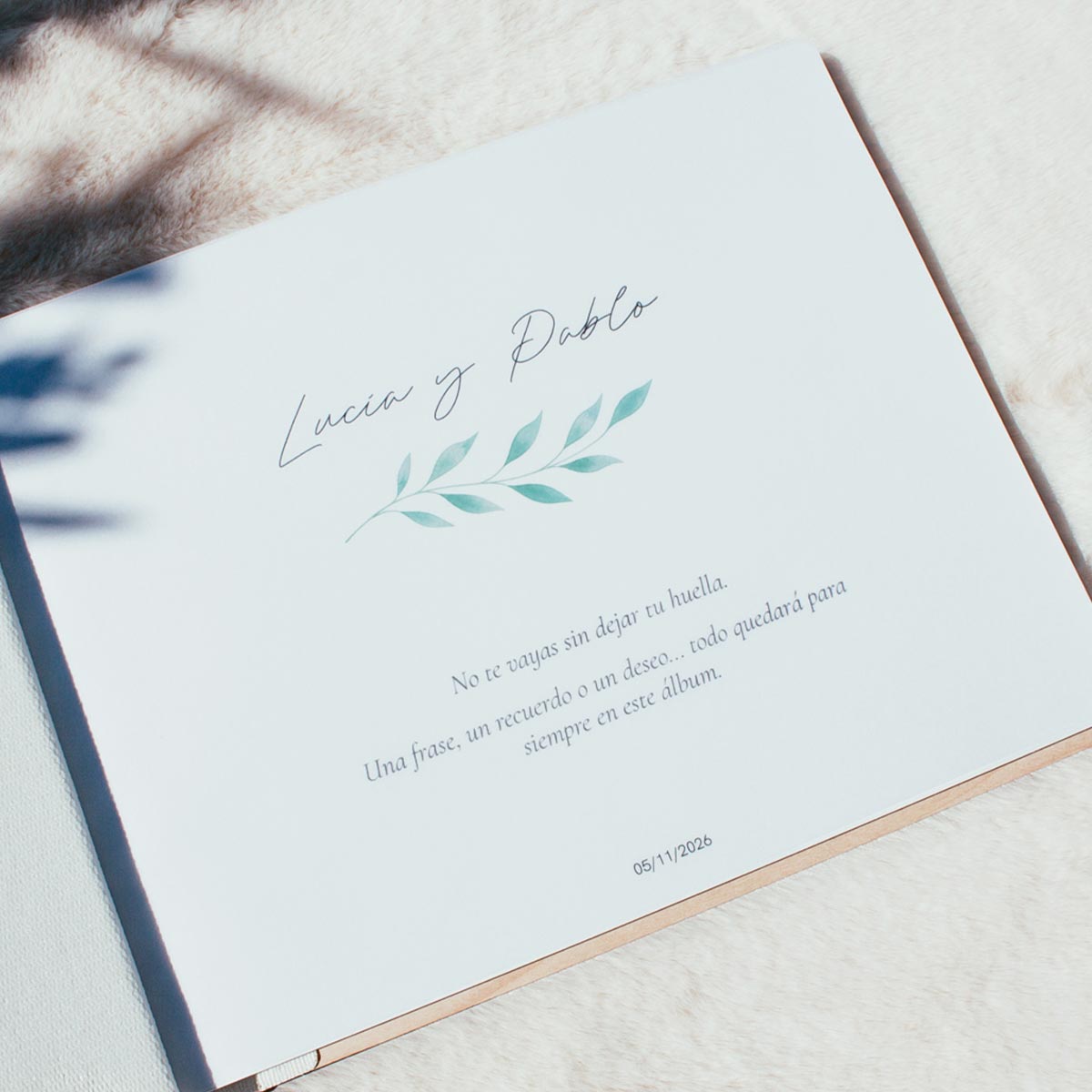Libro de firmas boda bordado en madera con diseño nombres plano detalle hojas interiores