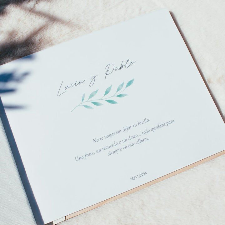 Libro de firmas boda bordado en madera con diseño nombres plano detalle hojas interiores