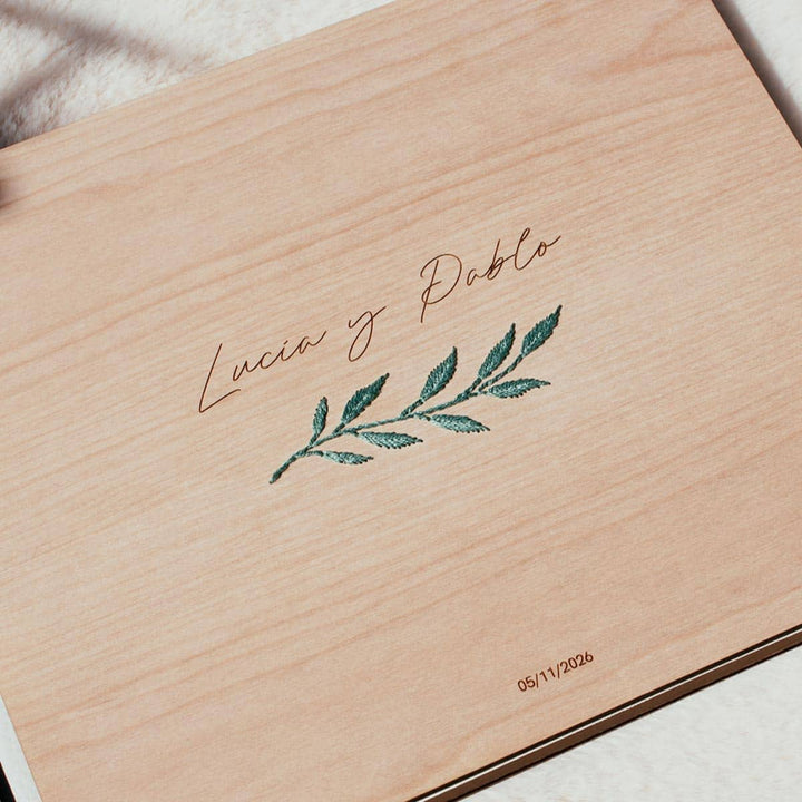 Libro de firmas boda bordado en madera con diseño nombres plano detalle portada