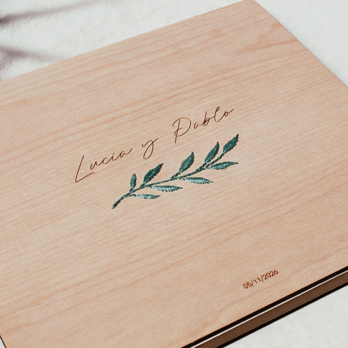 Libro de firmas boda bordado en madera con diseño nombres plano detalle bordado