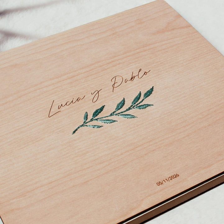 Libro de firmas boda bordado en madera con diseño nombres plano detalle bordado