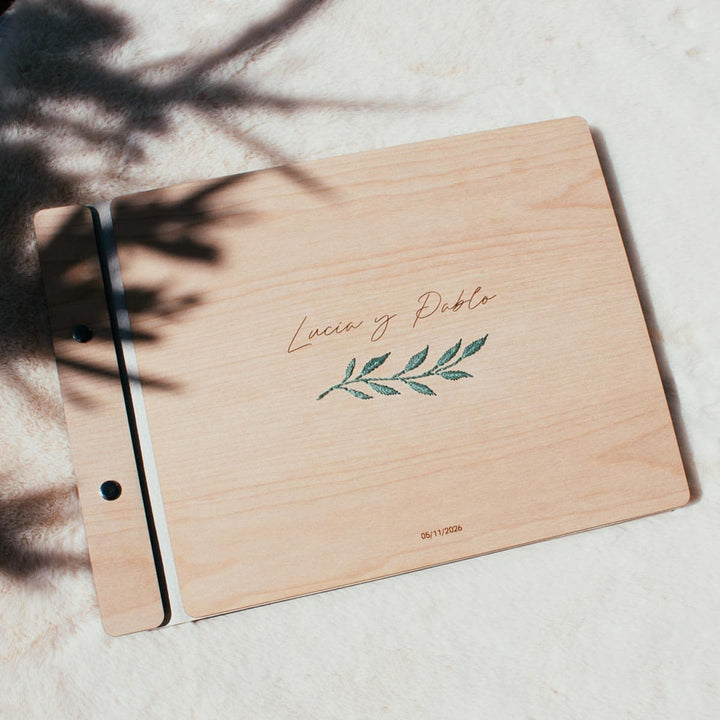 Libro de firmas boda bordado en madera con diseño nombres plano general