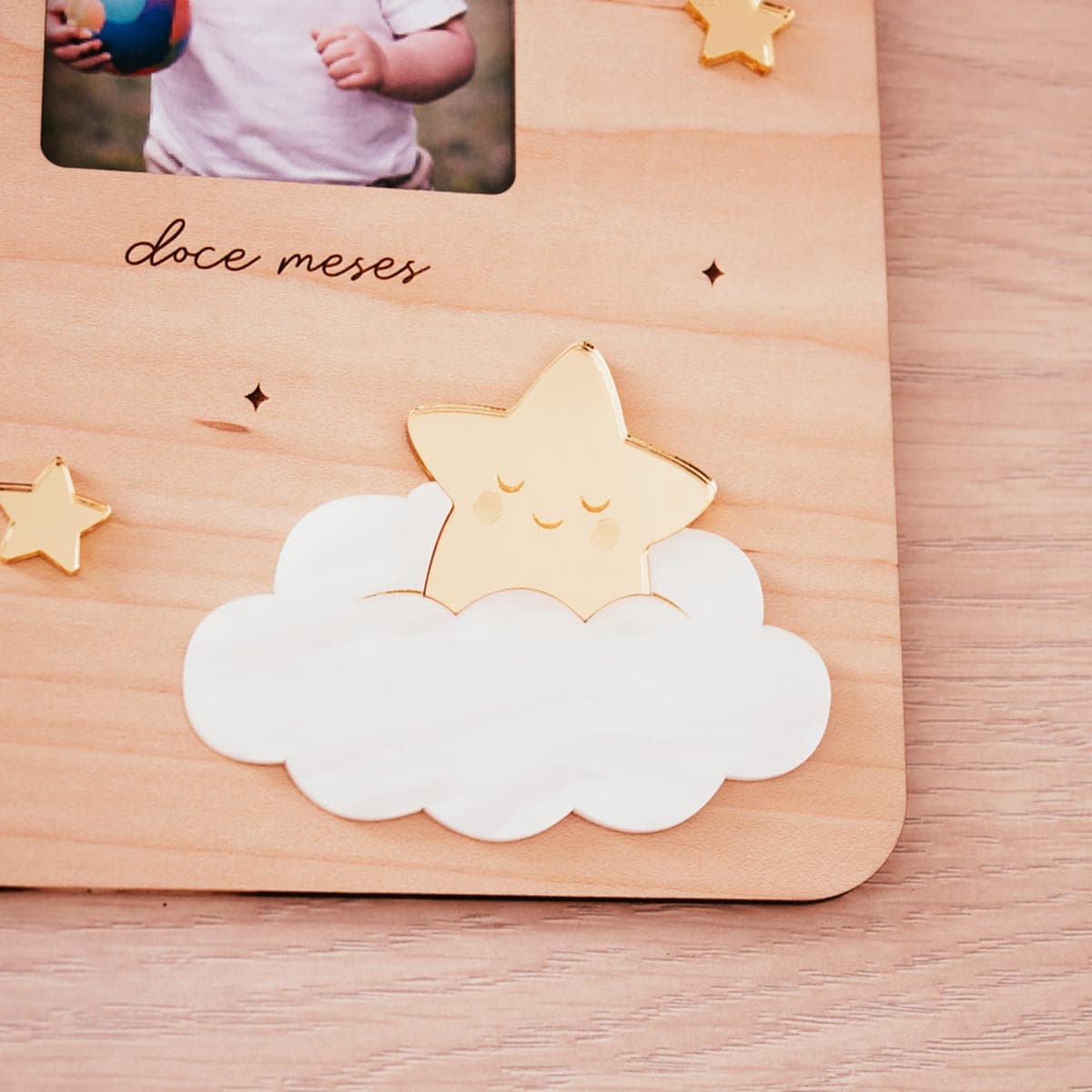 Marco de fotos de primer año para bebé en madera con diseño de luna y estrellas plano detalle estrella parte de abajo