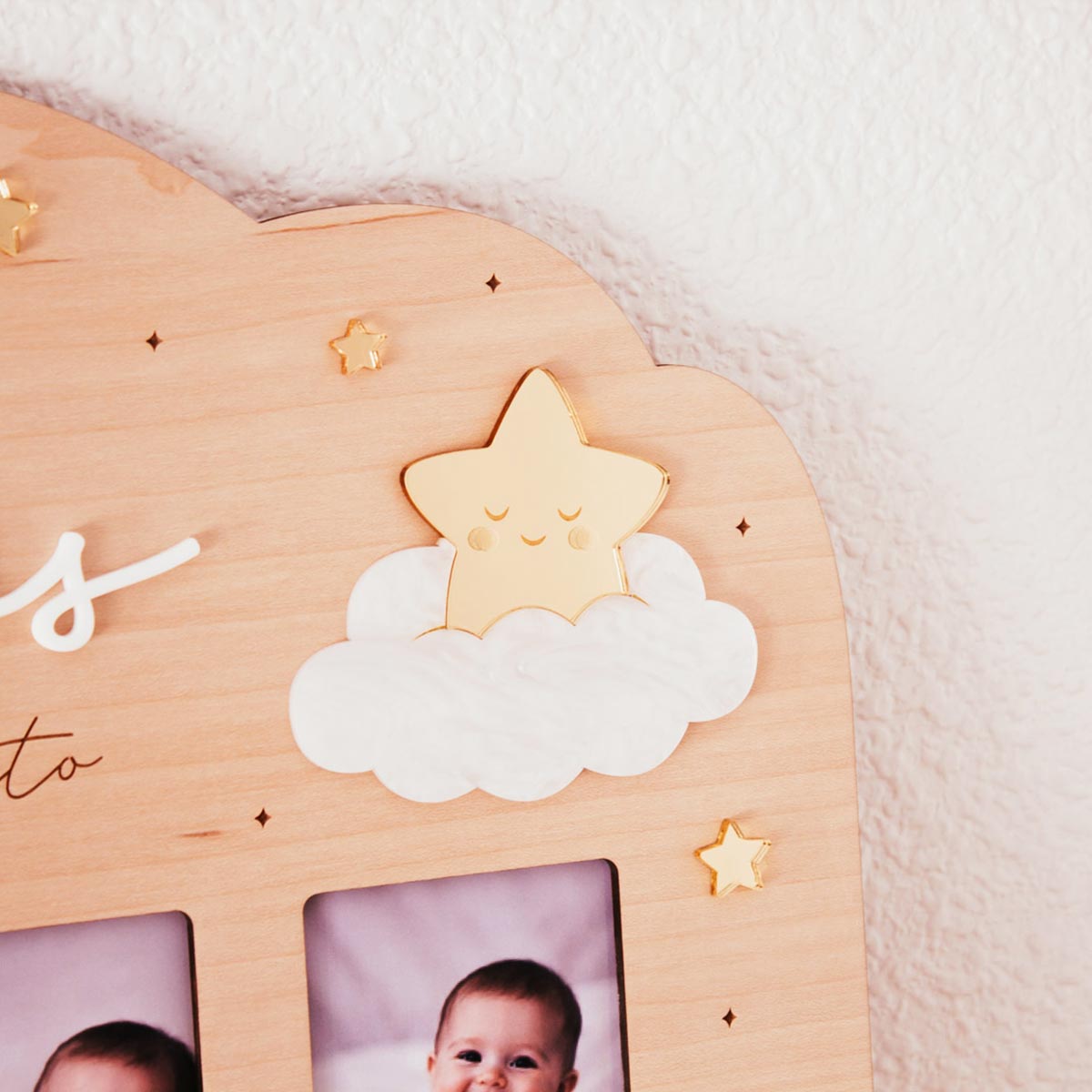 Marco de fotos de primer año para bebé en madera con diseño de luna y estrellas plano detalle estrella parte de arriba