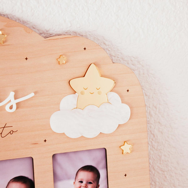 Marco de fotos de primer año para bebé en madera con diseño de luna y estrellas plano detalle estrella parte de arriba