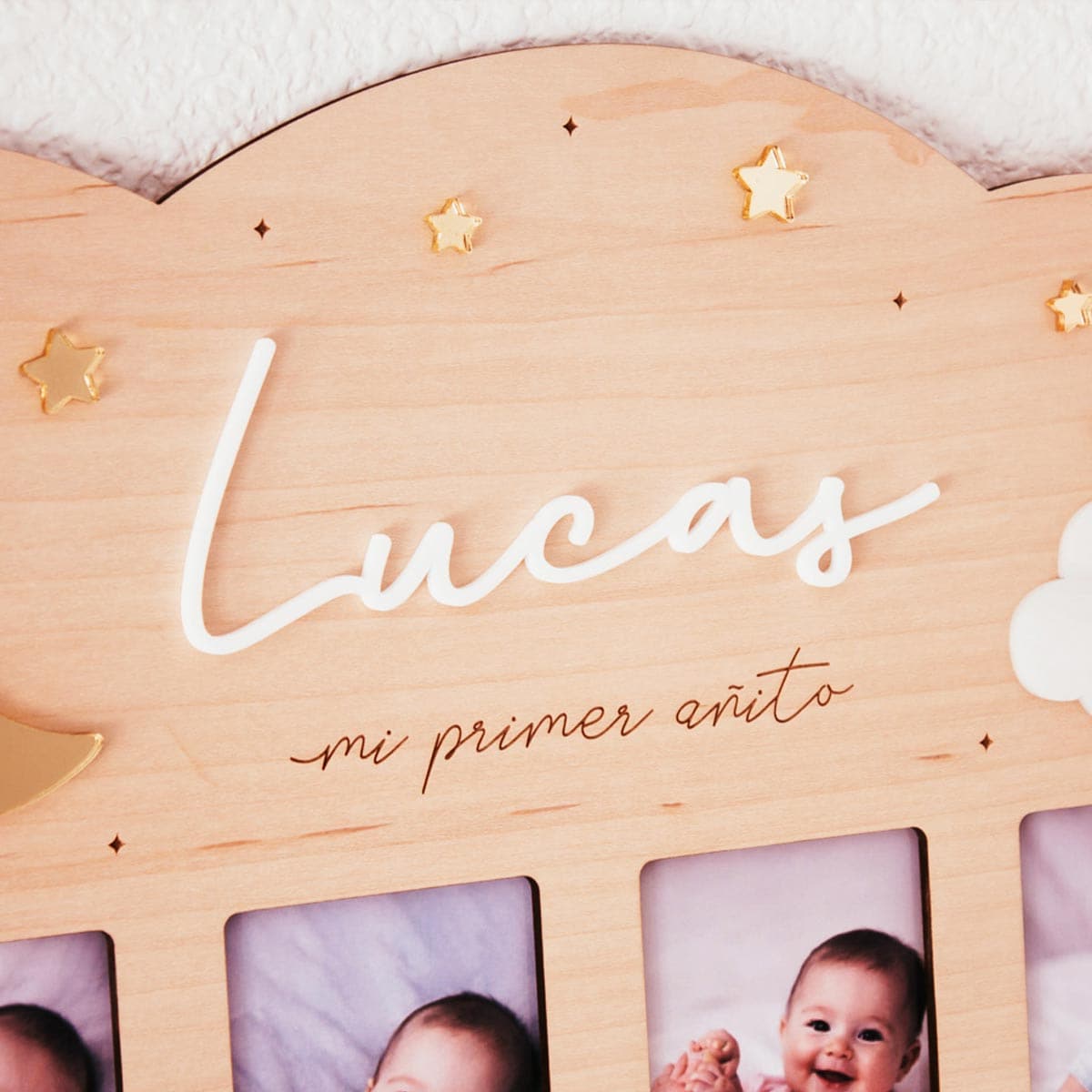 Marco de fotos de primer año para bebé en madera con diseño de luna y estrellas plano detalle Nombre