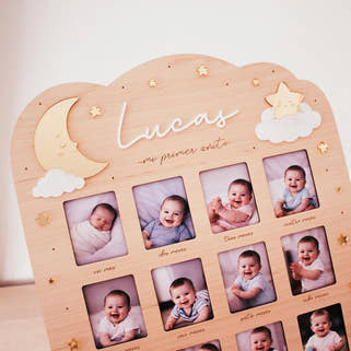 Marco de fotos de primer año para bebé en madera con diseño de luna y estrellas plano parte de arriba