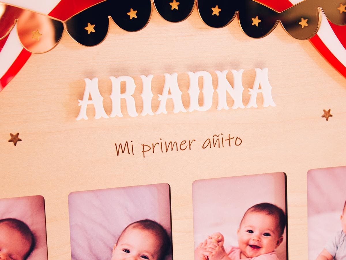 Marco de fotos primer año diseño circo plano detalle del nombre del niño/a