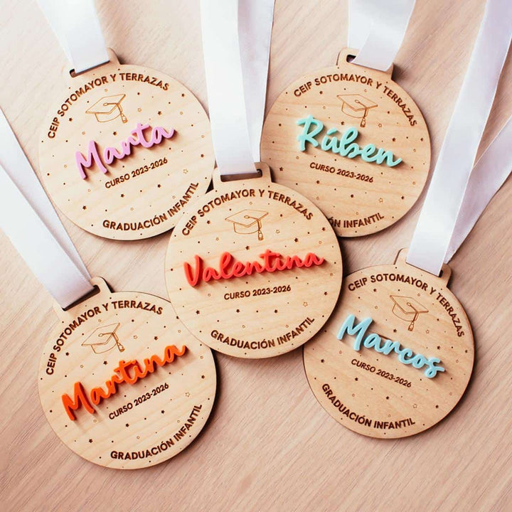 Medalla de graduación de madera varios nombres plano general