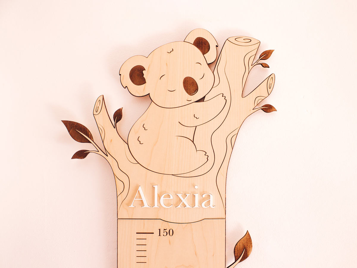 Plano detalle de la parte superior del Medidor Infantil Koalas de Madera Natural 