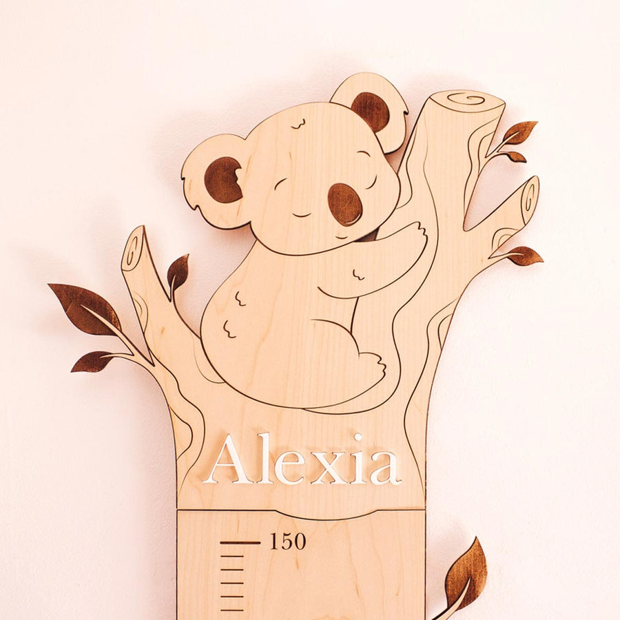 Plano detalle de la parte superior del Medidor Infantil Koalas de Madera Natural 