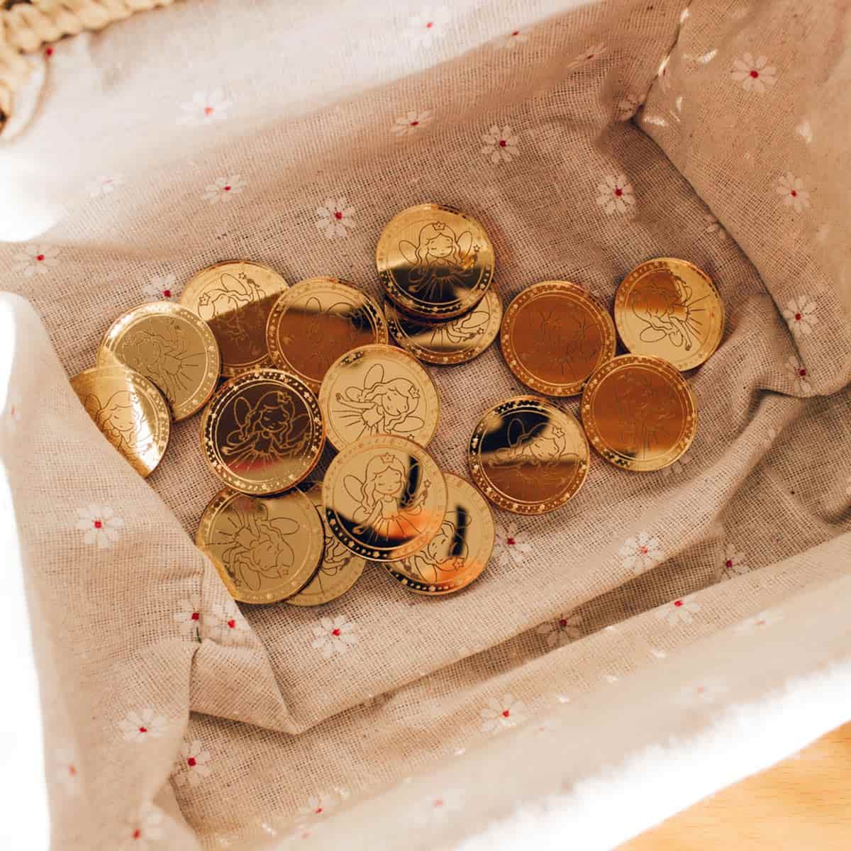 Monedas Hada de los Dientes plano general dentro de una caja
