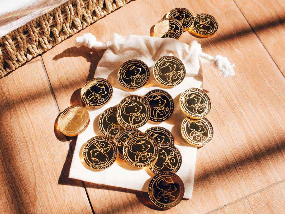 Monedas del Ratoncito Pérez fuera de la bolsa de tela