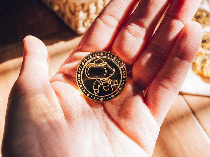 Monedas del Ratoncito Pérez plano detalle en la mano