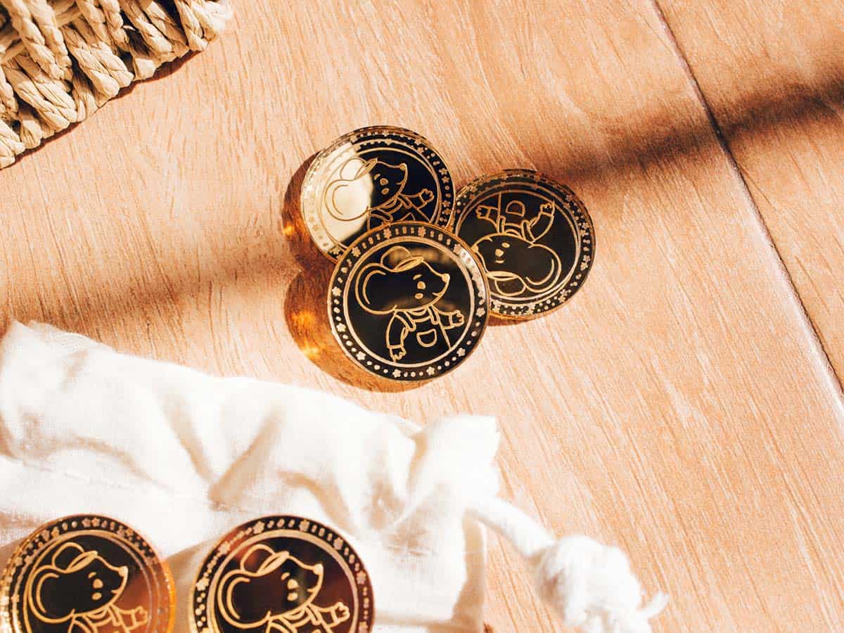 Monedas del Ratoncito Pérez plano detalle en el suelo