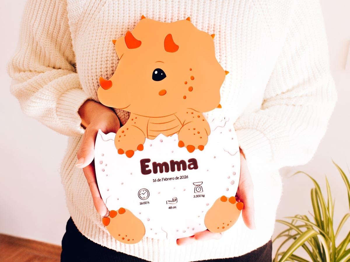 Natalicio dinosaurio personalizado bebé sostenido por manos